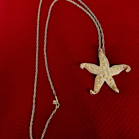 Nina Ricci Jewelry Jewelry - 🌟HP🌟Nina Ricci Starfish with pearls gold tone chunky pendant necklace, NWOT